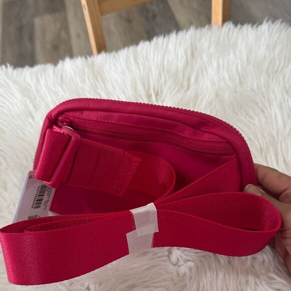 lululemon athletica Belt Bag in Vibrant Pink NWT - Picture 2 of 9